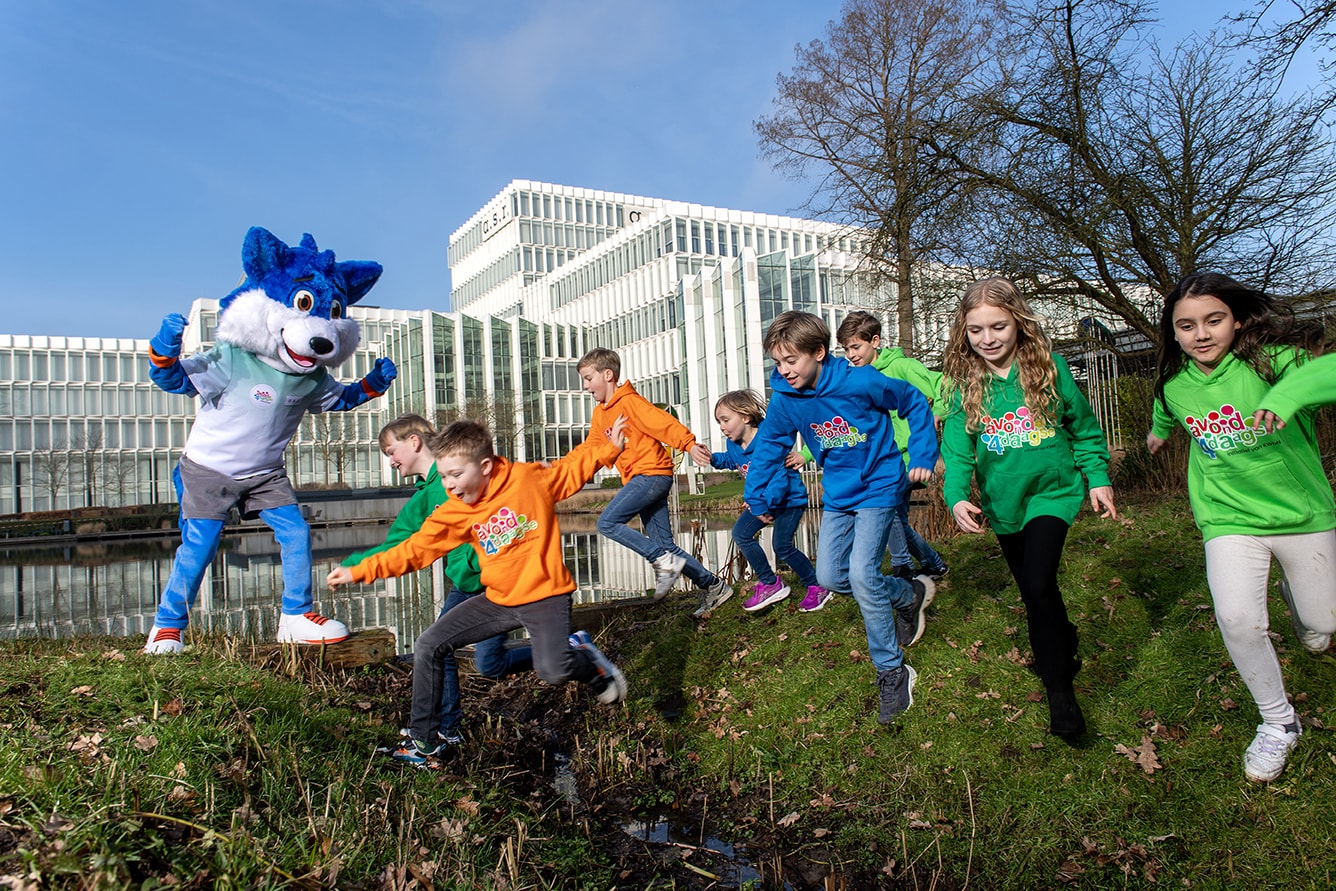 Fiero en kinderen voor a.s.r. gebouw