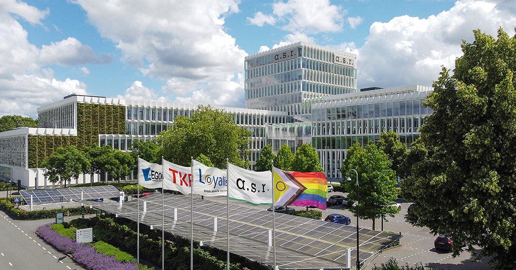 a.s.r. gebouw met vlaggen